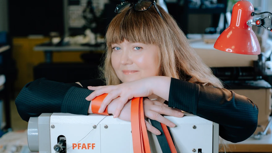 Vimkaga minimalismi - nahakunstnik ja disainer brändi By Kaire Avi looja