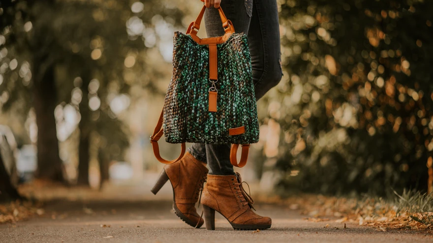 Iga kott on eriline. Nagu ka inimene, kes seda kannab – nii kõlab Kristi sõnum enda disainitud ja kangastelgedel kootud kottide ülistuseks.