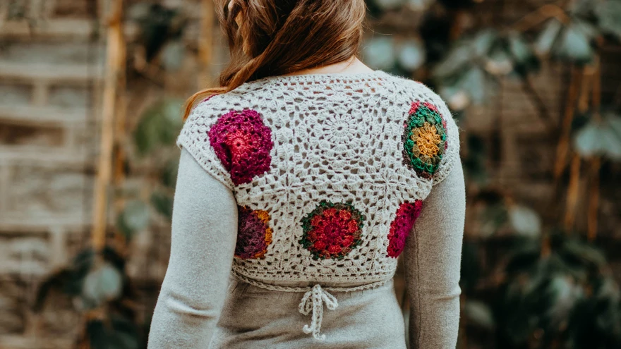 Mitmevärviline lõng muudab motiivid kauniteks õienuppudeks