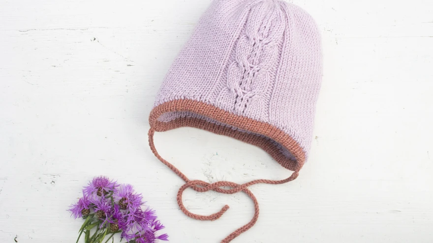 Voodri ja nööriega müts hoiab kenasti ümber pea