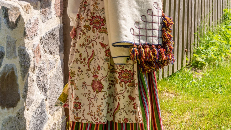 Kadi Vingisaar omavalmistatud Türi kihelkonna rahvarõivastes