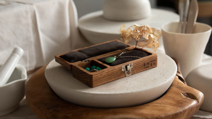 Õpilasfirma (ÕF) EHEK tootis ehtekarpe, kus kaelakeed sassi ei lähe