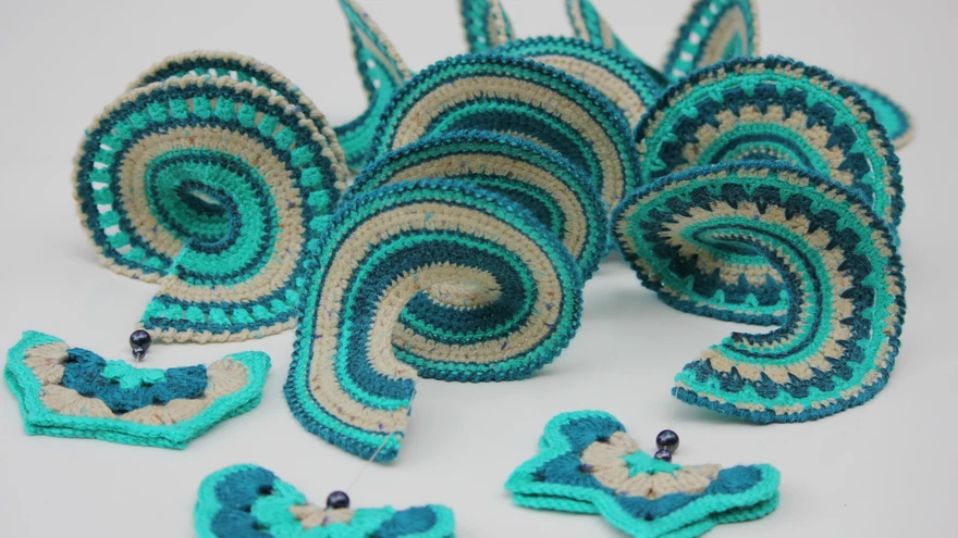 Vurrispiraalides saab ära kasutada eri koostise ja jämedusega, kuid omavahel tooni poolest sobivad lõngalõpud, millest üksikuna võttes enam midagi asjalikku ei saaks.