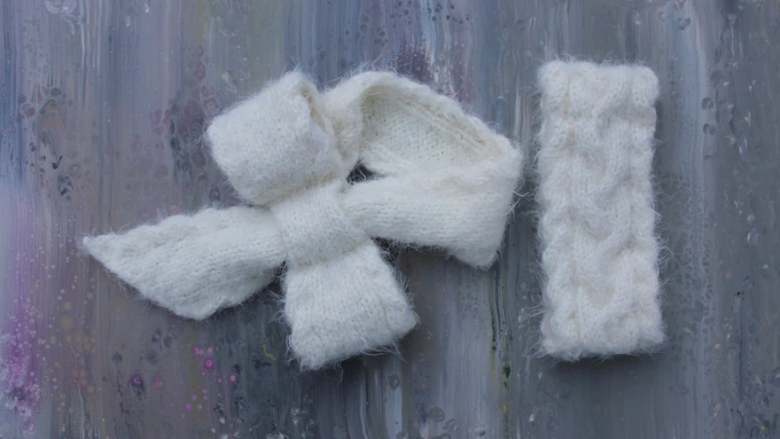 Valge komplekt on kootud pehmest villasegu lõngast