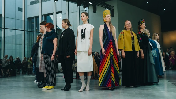 Modellid ja disainerid etendusejärgsel ülesrivistusel