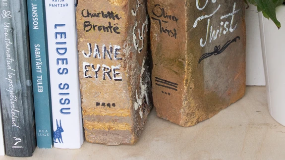 Toekas tugi raamatutele riiulil