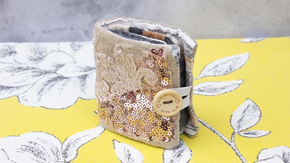 Säti nõelad raamatukaante vahele!