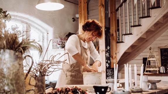 Inga Talvis omas elemendis - Jaago talu käsitööküünis keraamikat tegemas