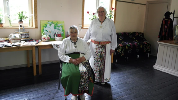 Käsitöö ühendab. Lembi Tani (seisab) koos Maret Saarega 2023. aasta juunis, käsitööringis valminud Mulgi mustritega kirjatud põlled ja omaõmmeldud rahvarõivakomplektid seljas.