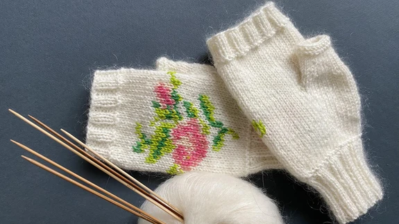 Peegelpildis tikitud roosidega kätised