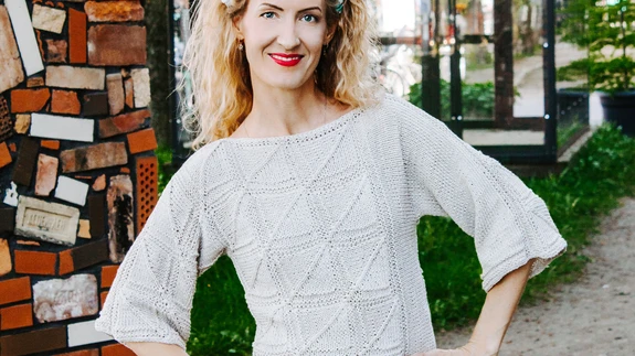 Omapärane muster suvises kampsunis