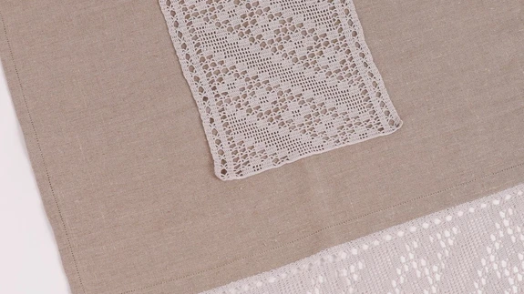 Vanad käsitööpitsid on sageli hindamatu väärtusega perereliikvia. Liniku heegeldas Taimi Puus.