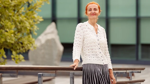 Lainemustriga eestnööbitav kampsun