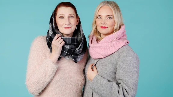 Ühekordne ja voodriga kapuutskaelusedAutor: Kristiina Nemirovitš-DantšenkoModellid: Kristiina, JaanaMeik ja soeng: Make Up by Mika