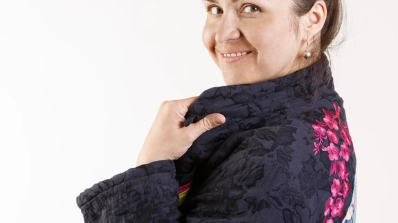 Selle vahva Eesti kliimale sobiva suvepuhvaika olen ma tuuninud Frida Kahlo dekoratiivpadjalt lõigatud kangaga ning õmmelnud peale tikand-aplikatsioone, litreid ja tutikesi. Lase sinagi oma loovus valla!