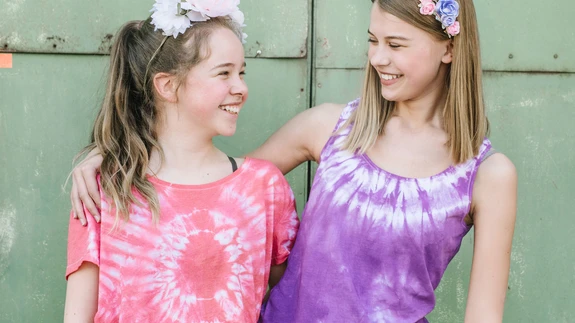 OLE POPP JA PROOVI BATIKAT: Lihtsa sidumismeetodil batikaga saab hakkama ka koolilaps, väiksematel on kindlasti ema-isa abi vaja. Batikaga saab nutikalt katta ka lapse lemmiksärgile ilmunud jonnakad plekid.