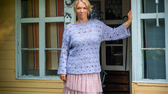 Kootud aukudega kampsun