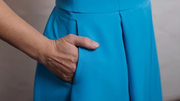 Ühendusõmblusesse õmmeldud taskuAutor: Kristiina Nemirovitš-DantšenkoModell: Nele