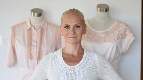 Omaenda loomingu reklaamnägu: Siret postitab igapäevaselt pilte oma töödest ja kõige käepärasem on ise modellina üles astuda.