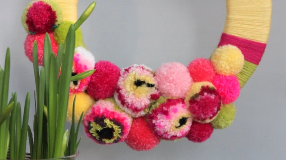 Rõõmsa pärja teevad eriliseks lõngapallid, mis pühade puhul suisa õide puhkenud. Õiepalli pole tavalisest kuigi keerulisem teha, küll aga kordi põnevam – enne lõngade lahtilõikamist ei tea kunagi täpselt, milline õis avaneb.